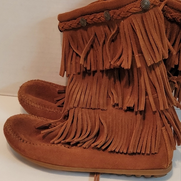 Minnetonka kids 3 layer Fringe Boot - Picture 5 of 15